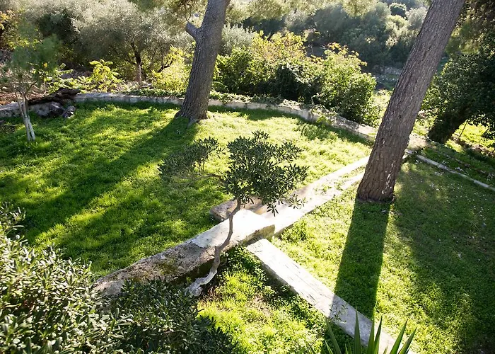 Eleni Villa *