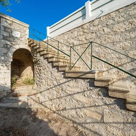 Eleni Villa *